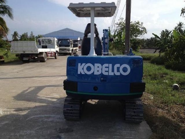 รถแบคโฮล KOBELCO - SK027 นำเข้า มือสองจากญี่ปุ่น ทำสีใหม่ พร้อมใช้งาน