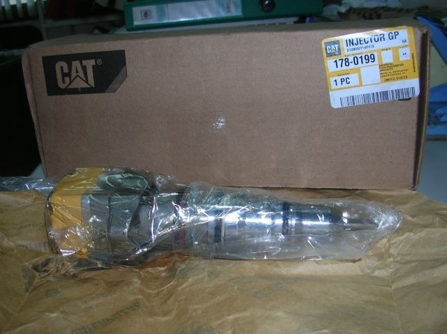 ขาย ฝาสูบ หัวฉีด 6 หัว พร้อมปั้มฮิวอี้ เครื่อง Cat 3126 TA สนใจติดต่อ 081-7555888 คุณวัลลพ