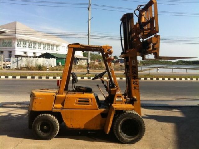ขายด่วน รถฟอร์คลิฟต์ Komatsu SD30-7(รถยกดีเซล3ตัน) นำเข้าจากญิ่ปุ่น ติดต่อ 081-2990958