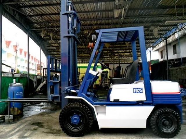 ขายรถยกFORKLIFTด่วนสวยรับประกันขนาด2.5ตันเสา4เมตรKOMATSU:FD25-11ราคา280000บาท