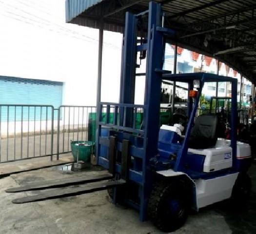 ขายรถยกFORKLIFTด่วนสวยรับประกันขนาด2.5ตันเสา4เมตรKOMATSU:FD25-11ราคา280000บาท