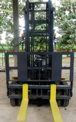 รถยกโฟร์คลิฟท์งาเท-หงายได้เสา4เมตรล้อคู่เกียร์ออโต้ราคา390000ยี่ห้อKOMATSU:FD25-12