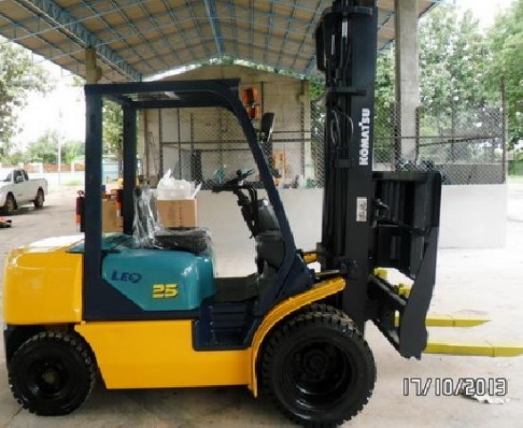 รถยกโฟร์คลิฟท์งาเท-หงายได้เสา4เมตรล้อคู่เกียร์ออโต้ราคา390000ยี่ห้อKOMATSU:FD25-12