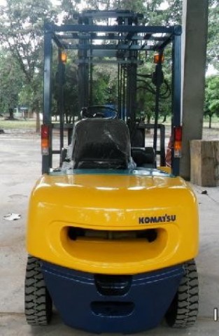 รถยกโฟร์คลิฟท์งาเท-หงายได้เสา4เมตรล้อคู่เกียร์ออโต้ราคา390000ยี่ห้อKOMATSU:FD25-12