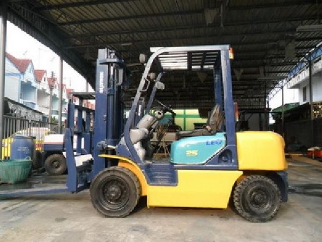 รถยกโฟร์คลิฟท์งาเท-หงายได้เสา4เมตรล้อคู่เกียร์ออโต้ราคา390000ยี่ห้อKOMATSU:FD25-12