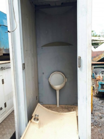 ขาย ห้องน้ำ เคลื่อนที่ เก่าญี่ปุ่น แบบโถปัสสาวะ และ นั่งยอง จำนวนมาก ราคาตู้ละ 6800-8500