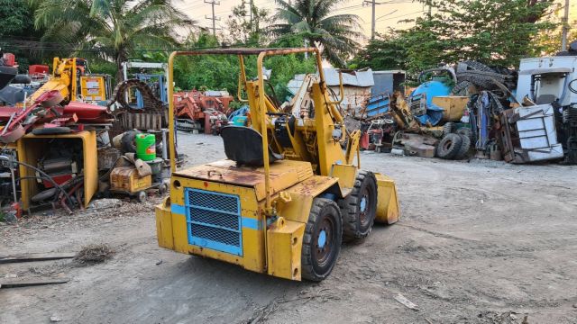 ขาย รถตักล้อยาง komatsu sk 07 เครื่องดีเซล 3 สูบ ขับเคลือน 4WD สภาพสวย เก่าญี่ปุ่น 190,000 บาท