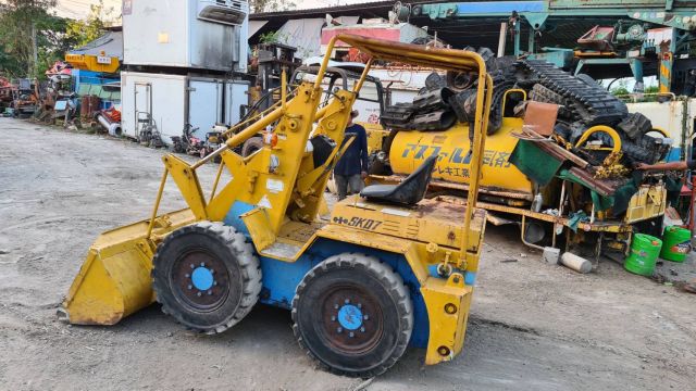 ขาย รถตักล้อยาง komatsu sk 07 เครื่องดีเซล 3 สูบ ขับเคลือน 4WD สภาพสวย เก่าญี่ปุ่น 190,000 บาท