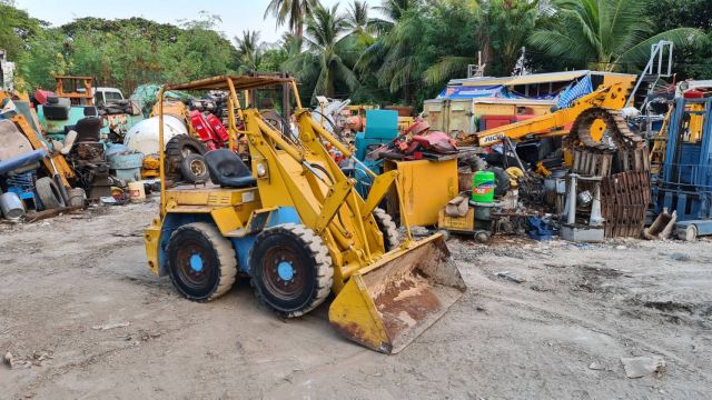 ขาย รถตักล้อยาง komatsu sk 07 เครื่องดีเซล 3 สูบ ขับเคลือน 4WD สภาพสวย เก่าญี่ปุ่น 190,000 บาท