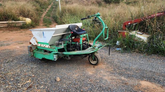 ขาย รถโรยทราย เครื่องยนต์เบนซิน 4 จังหวะ kubota เก่าญี่ปุ่น สนใจสอบถามได้ที่ 0816221299 ครับ