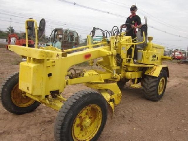 จัดให้แล้วครับ ภาพเต็มๆ รถเกรด ดิน ถนน (MOTOR GRADER) เก่าญี่ปุ่น KOMATSU: GD22AC1A พร้อมใช้งานครับ