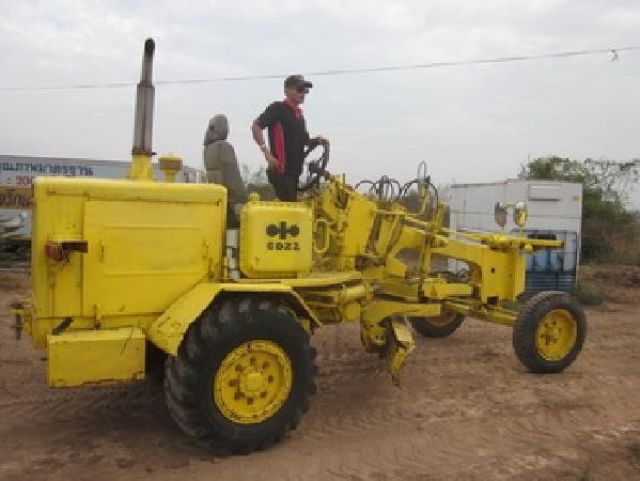 จัดให้แล้วครับ ภาพเต็มๆ รถเกรด ดิน ถนน (MOTOR GRADER) เก่าญี่ปุ่น KOMATSU: GD22AC1A พร้อมใช้งานครับ