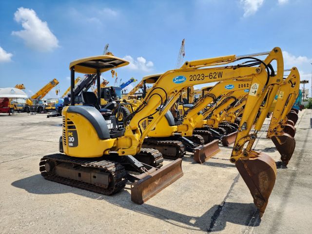 ขายรถขุด KOMATSU PC30MR-2 นำเข้าจากญี่ปุ่นแท้ ไม่เคยใช้งานเมืองไทย สภาพสวยจัดๆ