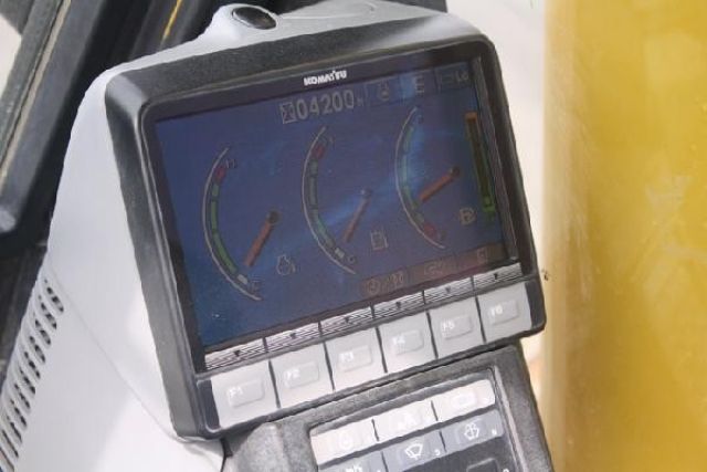KOMATSU PC200-8